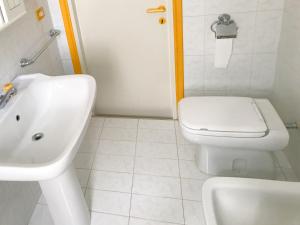 uma casa de banho branca com um lavatório e um WC em Puglia Villa Mare Gargano Manfredonia em Zapponeta