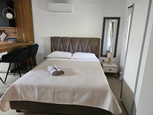 Apartments Frama Poreč - Funtana في فونتانا: غرفة نوم عليها سرير وفوط