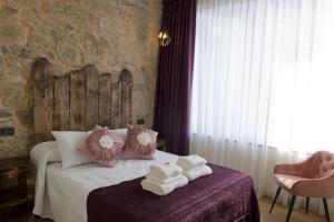een slaapkamer met een bed met handdoeken erop bij PENSION SOBRADO in Porta