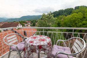 - un balcon avec vue doté de 2 chaises et d'une table dans l'établissement La casa de Bašta, à Bajina Bašta