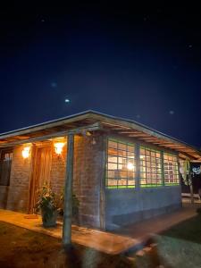 una pequeña casa con una ventana en el costado en Cabaña Las Praderas Vistalba en Luján de Cuyo