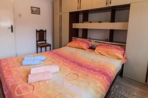 - une chambre avec un grand lit et des serviettes dans l'établissement La casa de Bašta, à Bajina Bašta