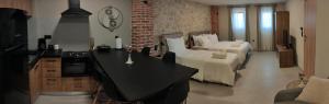 a room with two beds and a desk in a room at Cruzeto in Syvota