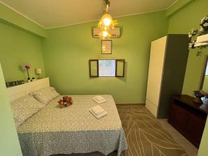 um quarto com uma cama com flores em Mini House da Maria em Ortona