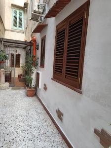 an empty alley with a building with a window at casa Maria in Palermo