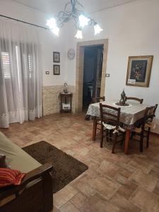 a dining room with a table and chairs in a room at casa Maria in Palermo