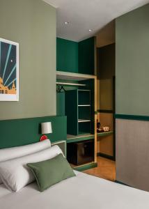 バルセロナにあるBYPILLOW Twentyの緑と白の壁のベッドルーム1室(ベッド1台付)