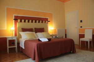 ein Schlafzimmer mit einem großen Bett mit einer roten Decke in der Unterkunft B&B La Lampara in Castellabate