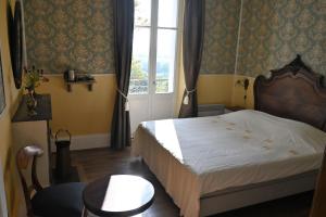 1 dormitorio con cama, mesa y ventana en Villa Champallement, en Champallement