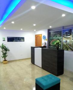 Habitación con recepción y luz azul en Hotel Aqua lux, en Medellín