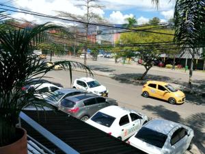 un grupo de autos estacionados en un estacionamiento en Hotel Aqua lux, en Medellín
