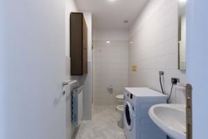 ein Bad mit einem WC und einem Waschbecken in der Unterkunft Elements Holiday in Castelforte