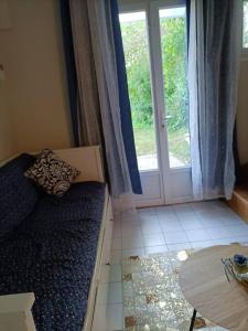 um quarto com uma cama, uma mesa e uma janela em Agréable et paisible studio em Franqueville-Saint-Pierre