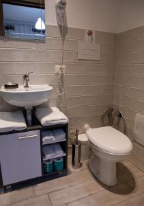 zuroli suite في نابولي: حمام مع حوض ومرحاض