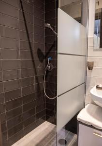 eine Dusche mit einem Schlauch im Bad in der Unterkunft zuroli suite in Neapel