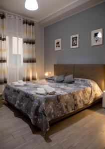 ein Schlafzimmer mit einem großen Bett in einem Zimmer in der Unterkunft zuroli suite in Neapel