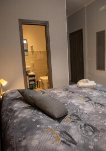 ein Schlafzimmer mit einem Bett mit einem Kissen darauf in der Unterkunft zuroli suite in Neapel