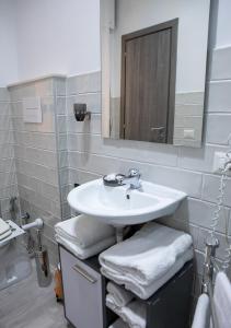 zuroli suite في نابولي: حمام أبيض مع حوض ومرآة