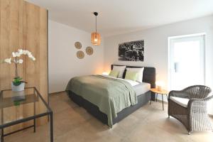巴特諾因阿爾－阿爾韋勒的住宿－Quartier Oberhut，一间卧室配有一张床、一把椅子和一张桌子