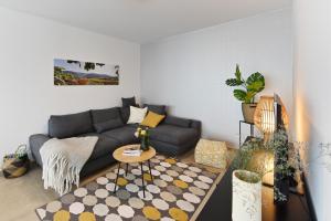 巴特諾因阿爾－阿爾韋勒的住宿－Quartier Oberhut，客厅配有沙发和桌子