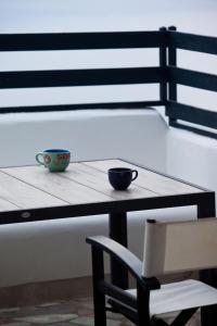 una mesa con una taza y un tazón en ella en Blue Dawn Kalymnos en Kalymnos