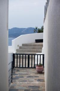 un balcón con escaleras y un jarrón en Blue Dawn Kalymnos, en Kalymnos
