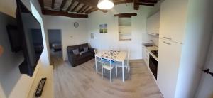 a small living room with a table and a couch at APPARTAMENTI VACANZA SAN SILVESTRO in Piobbico