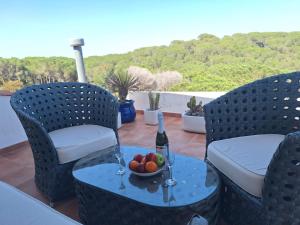 una mesa con un bol de fruta y una botella de vino en Apartment Platja de Aro con piscina y vistas al mar, en Platja d'Aro