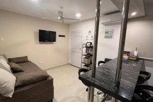 una sala de estar con un sofá y una mesa en Depto Parque Urquiza Parana ER, en Paraná