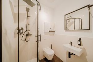 y baño con ducha, aseo y lavamanos. en LLR Design Apartment - Sienna Beige im Zentrum von Koblenz, en Coblenza