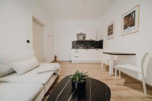 sala de estar con sofá blanco y mesa en LLR Design Apartment - Sienna Beige im Zentrum von Koblenz, en Coblenza