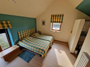 a small bedroom with a bed and a window at Gite avec piscine La Buissiere - Fernelmont in Pontillas