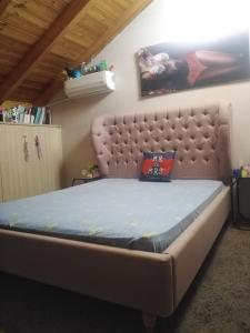 łóżko w pokoju z dużym materacem w obiekcie Αρχωντικα στην Τρiχονιδα w mieście Agrinio