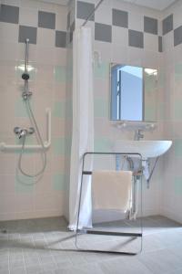 ボーム・レ・ダムにあるULVF Le Domaine d'Aucroixのバスルーム(シャワー、シンク付)
