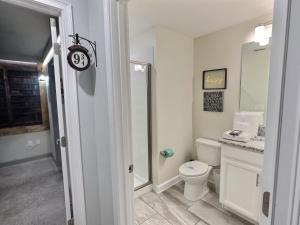 bagno bianco con servizi igienici e doccia di ST3064 Fabulosa casa perto da Disney a Kissimmee