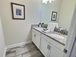 bagno con 2 lavandini e specchio di ST3064 Fabulosa casa perto da Disney a Kissimmee