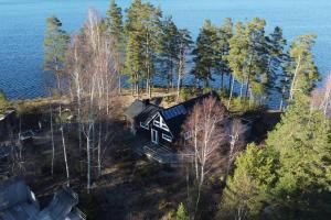Vue aérienne d'une maison sur une colline près de l'eau dans l'établissement Egen Ö med unik upplevelse, 