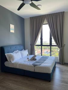 1 dormitorio con 1 cama azul y ventilador de techo en 8 Pax Family 100Mbps Kepong DesaPark MontKiara Publika Mitec en Kuala Lumpur