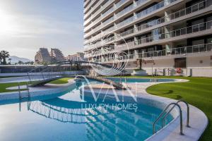 basen przed dużym budynkiem w obiekcie Casa Iris Ivan Luxury Homes 10ªPlta Norte 1ªLinea w mieście Oropesa del Mar