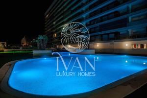 Basen w obiekcie Casa Iris Ivan Luxury Homes 10ªPlta Norte 1ªLinea lub w pobliżu
