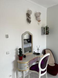 a dressing table with a mirror and a chair at Villa Paradis Pêra - Quartos para férias in Pêra