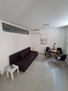 ein Wohnzimmer mit Sofa und Tisch in der Unterkunft ZAD Senj Apartman in Senj