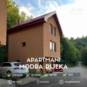 una casa con una macchina parcheggiata di fronte di Modra Rijeka Resort a Glavatičevo