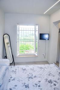 sypialnia z dużym łóżkiem i oknem w obiekcie Appartamento Urbino w mieście Urbino