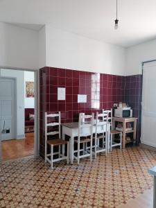 a dining room with a table and chairs at Hostel Rossio Alcoba&ccedil;a in Alcoba&ccedil;a