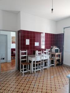 - une salle à manger avec une table et des chaises dans l'établissement Hostel Rossio Alcobaça, à Alcobaça
