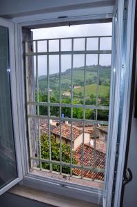 een raam met uitzicht op een gebouw bij Appartamento Urbino in Urbino