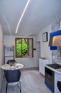 una cucina con tavolo, piano cottura e finestra di Appartamento Urbino a Urbino