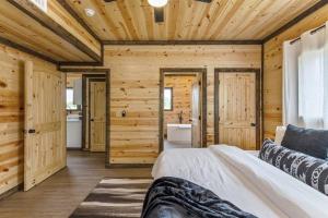 Postel nebo postele na pokoji v ubytování Pets OK! Hot Tub, Waterfront, Starlink, Firepit + 57 fotografií