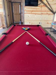 Biliár nebo kulečník v ubytování Pets OK! Hot Tub, Waterfront, Starlink, Firepit